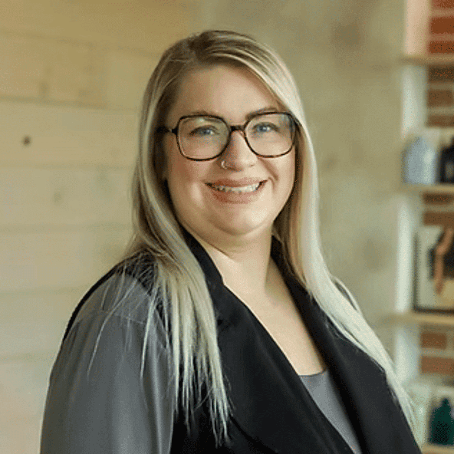 Portrait of Jessie Drew, a professional stylist at Beautique Beauty Lounge, showcasing their expertise and style.