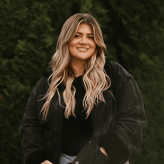 Portrait of Chelsea Budau, a professional stylist at Beautique Beauty Lounge, showcasing their expertise and style.