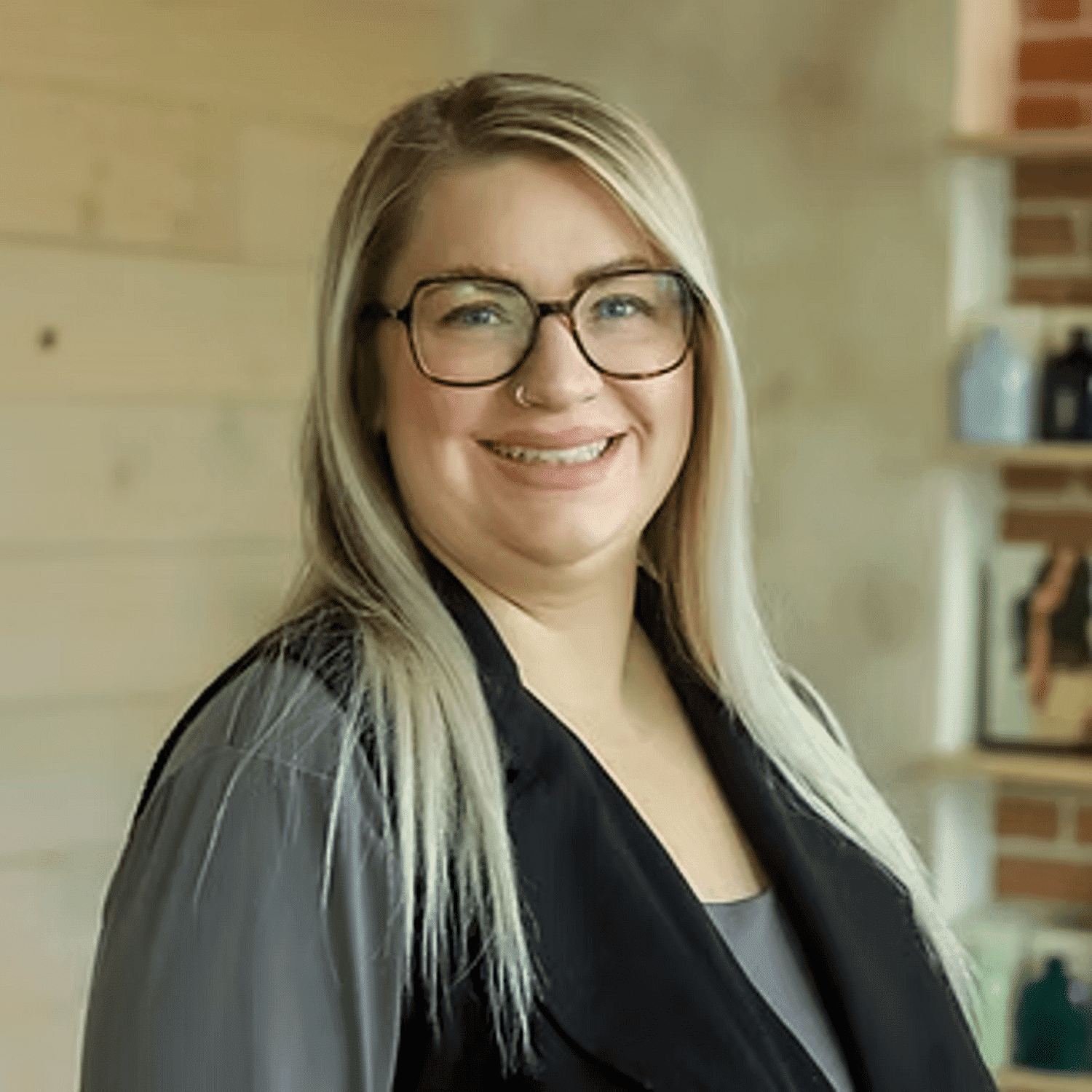 Portrait of Jessie Drew, a professional stylist at Beautique Beauty Lounge, showcasing their expertise and style.