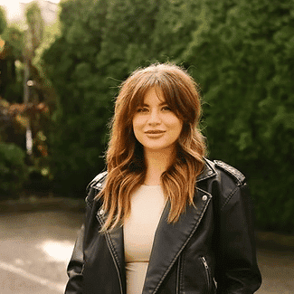 Portrait of Courtney Thomas, a professional stylist at Beautique Beauty Lounge, showcasing their expertise and style.